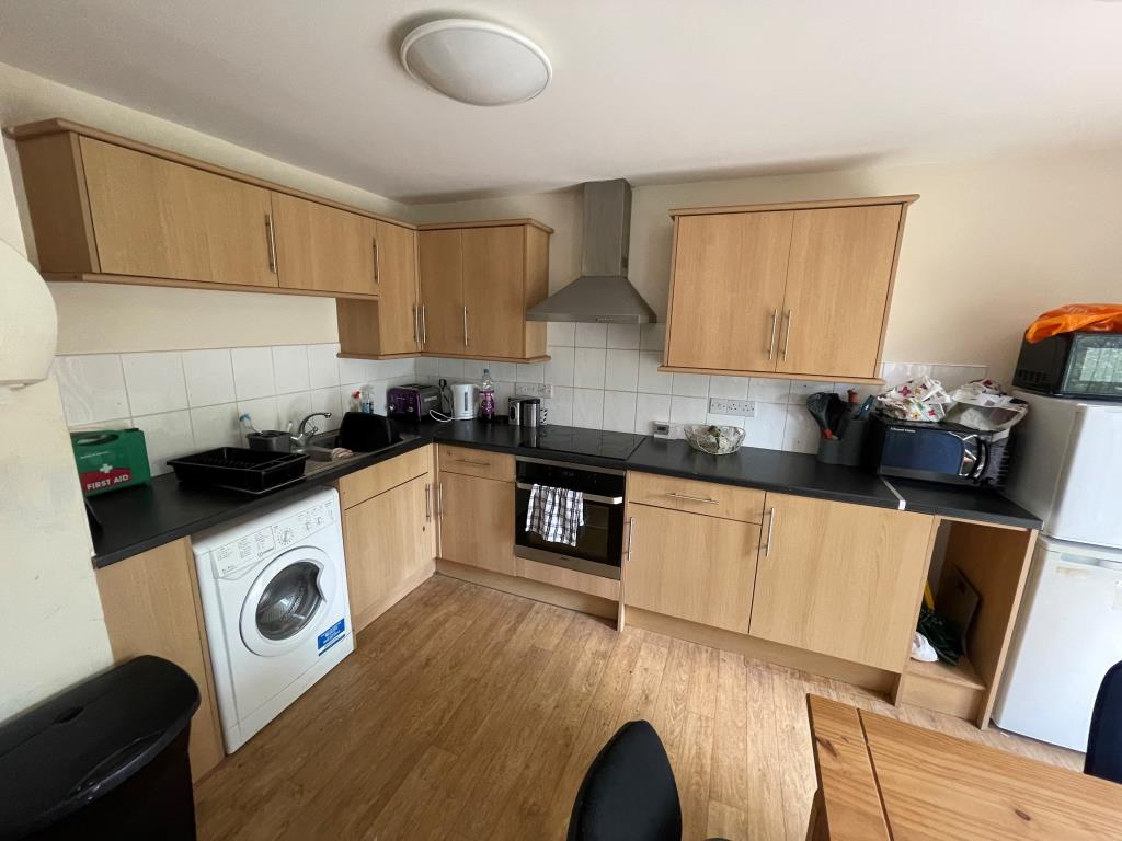 Lot: 98 - TWO FLATS AND ANNEX IN VILLAGE LOCATION - Kitchen with fitted units